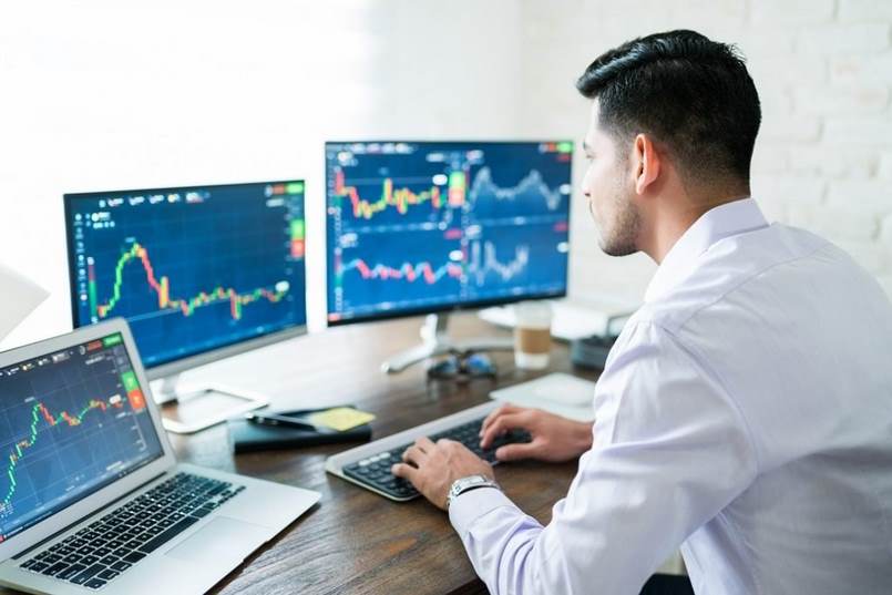 Day trader đang theo dõi biến động thị trường